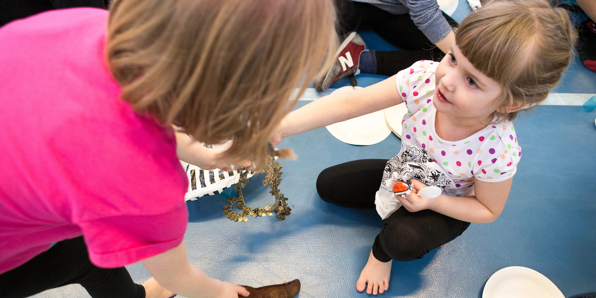 Bild från dansworkshop för barn tillsammans med dansare från Spinn. Foto: Maja Blomqvist