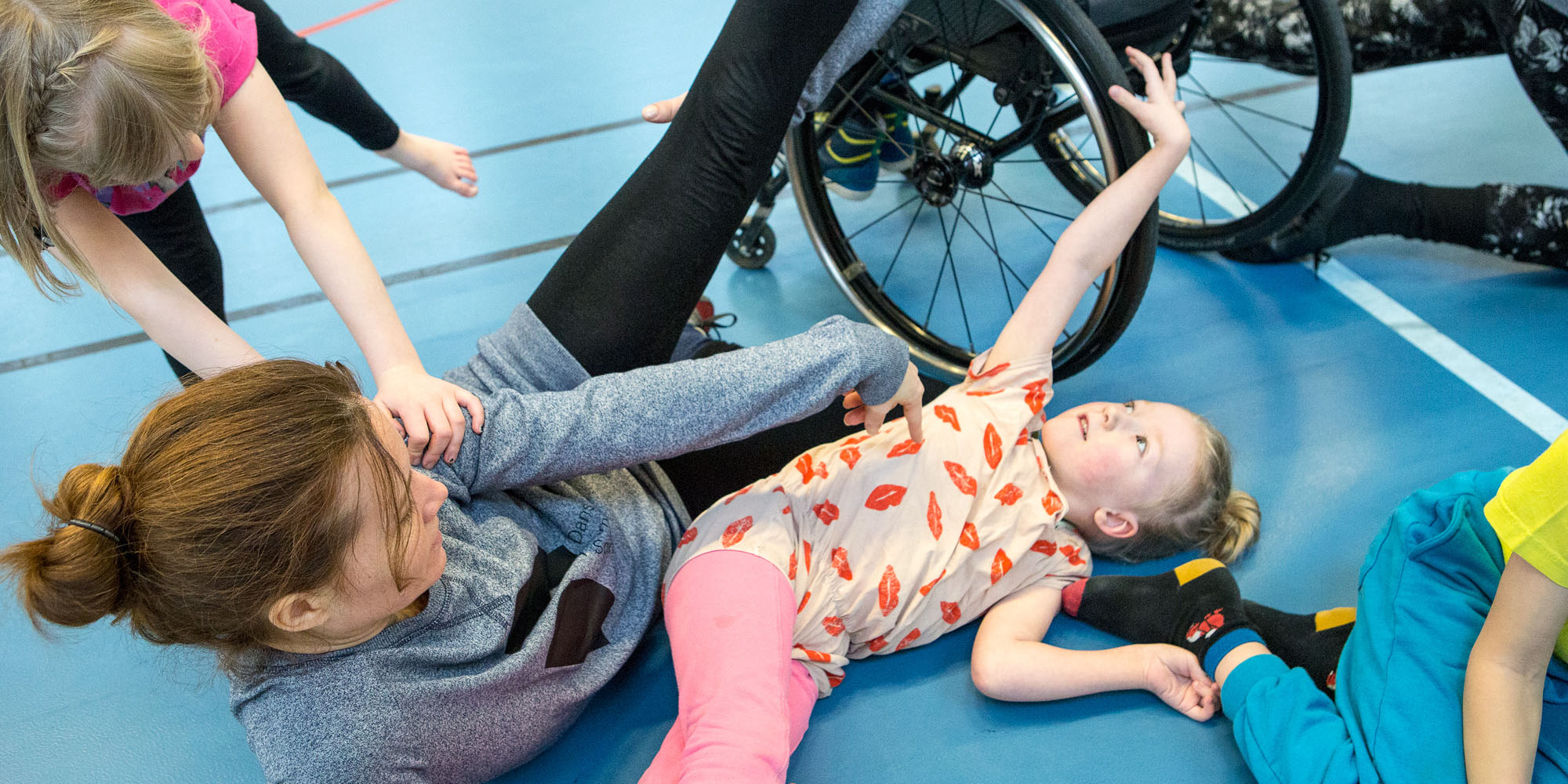 Bild från dansworkshop för barn tillsammans med dansare från Spinn. Foto Maja Blomqvist