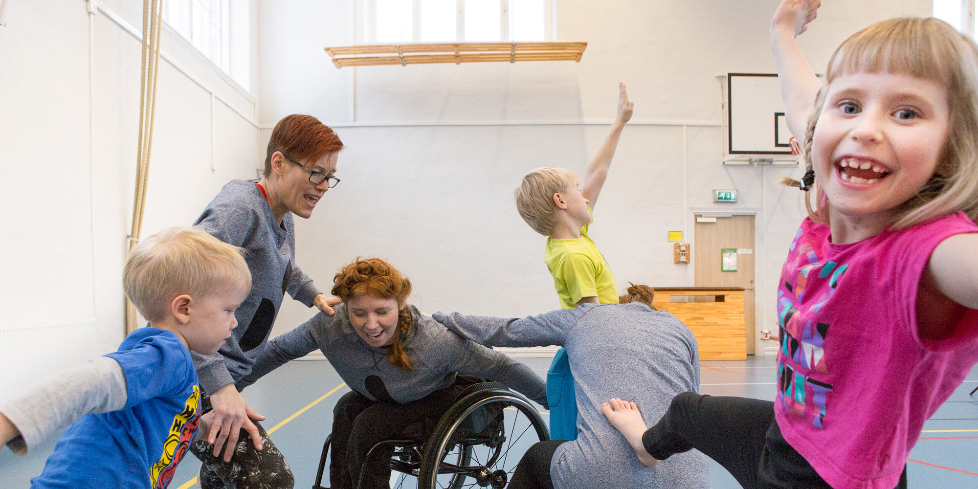 Bild från dansworkshop för barn tillsammans med dansare från Spinn. Foto Maja Blomqvist