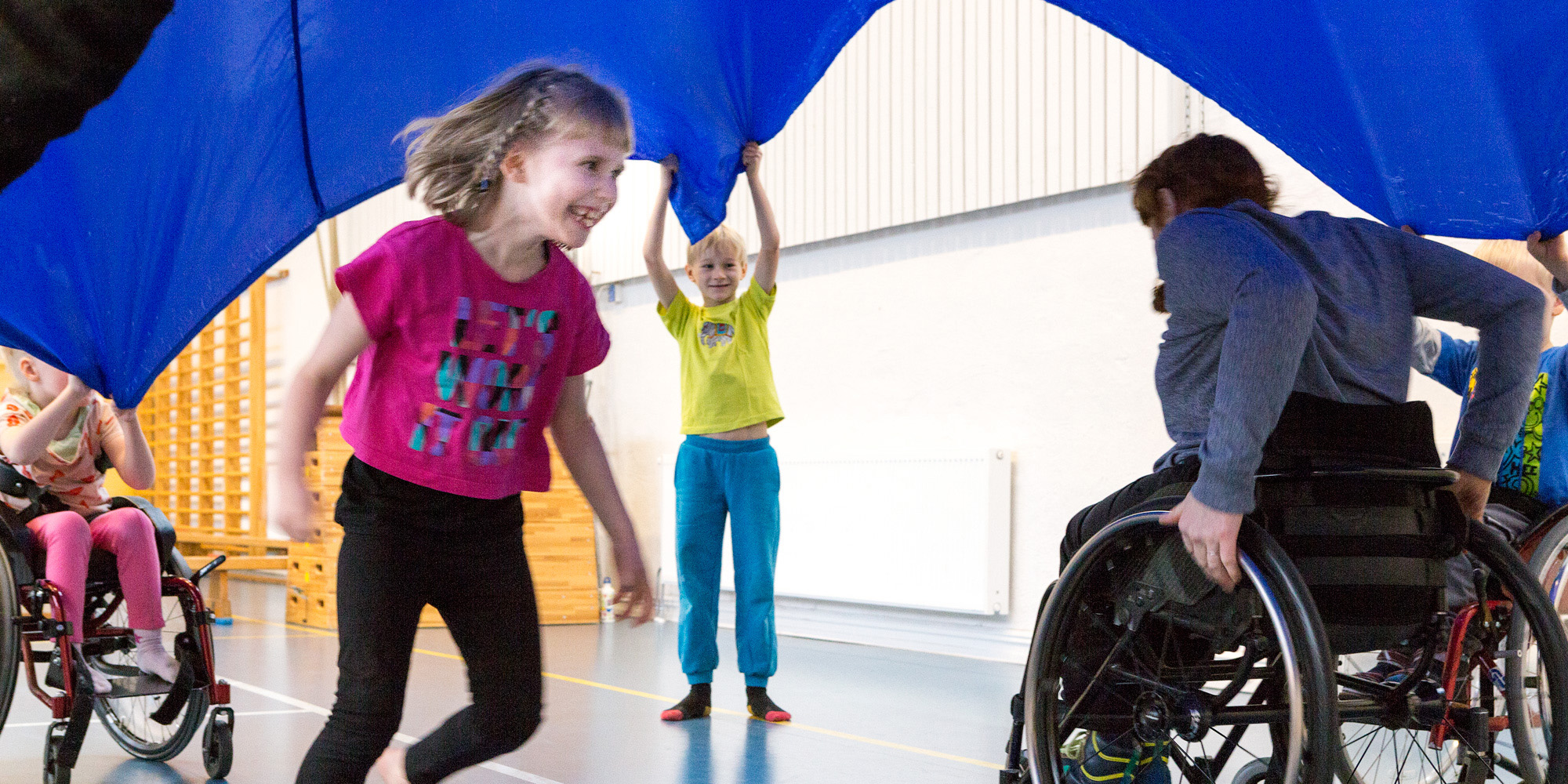 Bild från dansworkshop för barn tillsammans med dansare från Spinn. Foto Maja Blomqvist