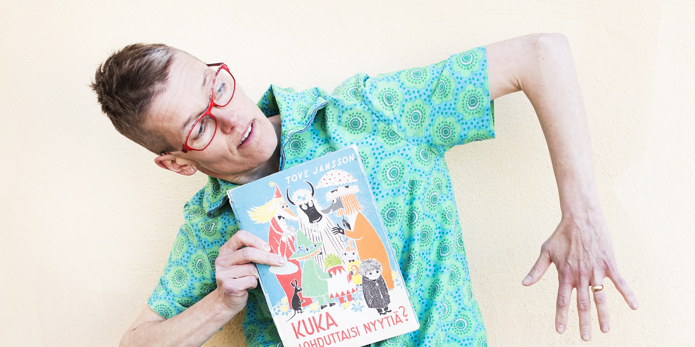 Bilden visar Spinns konstnärliga ledare Veera Suvalo Grimberg som håller i en bok och håller upp sin vänster arm i 90 grader. Foto: Polina Ulianova